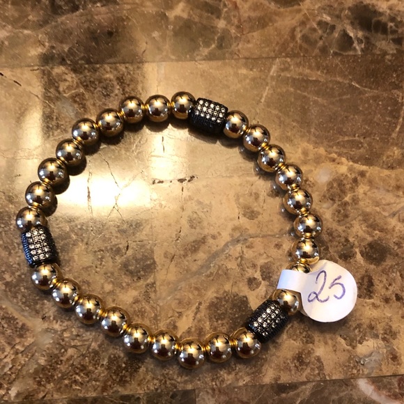 Jewelry - NWT Adorable gold and rhinestone bracelet.